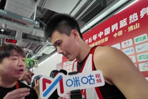 焦泊乔：今天我们主动用身体对抗，去打乱乌拉圭男篮的节奏