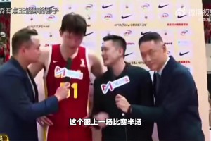 这是什么操作？杨瀚森遭对手犯规倒地后 竟被场边球迷用球砸！